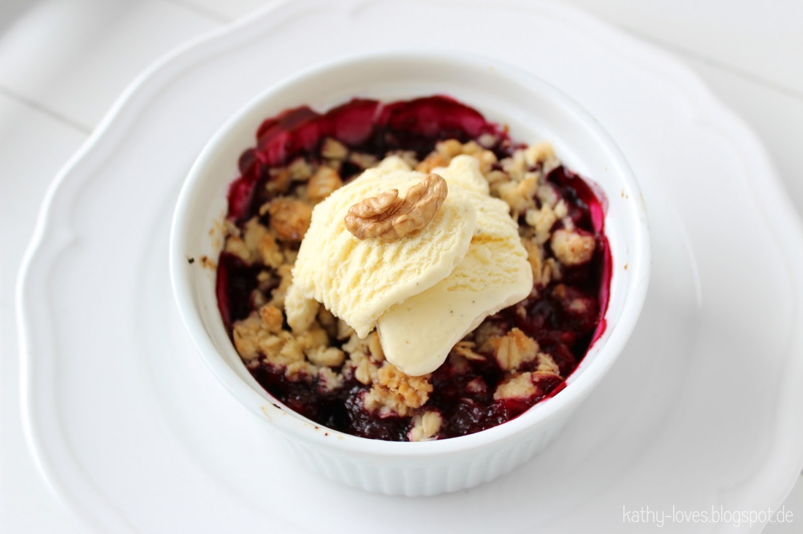 Fruchtiges Beeren Crumble mit Walnüssen