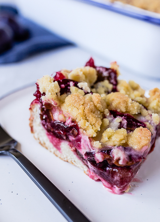 Veganer Zwetschgenkuchen - Veganer Pflaumenkuchen vom Blech mit Streuseln