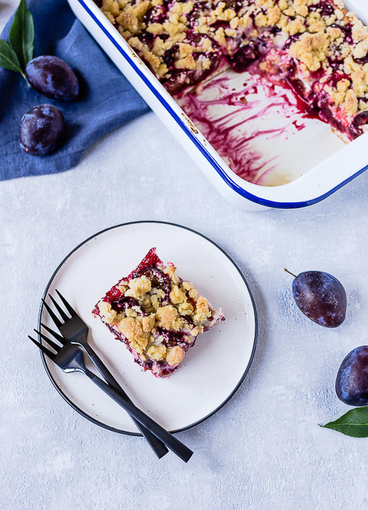 Veganer Zwetschgenkuchen - Veganer Pflaumenkuchen vom Blech mit Streuseln