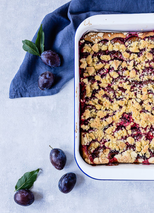 Veganer Zwetschgenkuchen - Veganer Pflaumenkuchen vom Blech mit Streuseln